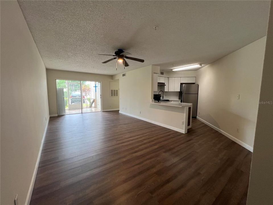 Active With Contract: $1,700 (2 beds, 2 baths, 886 Square Feet)