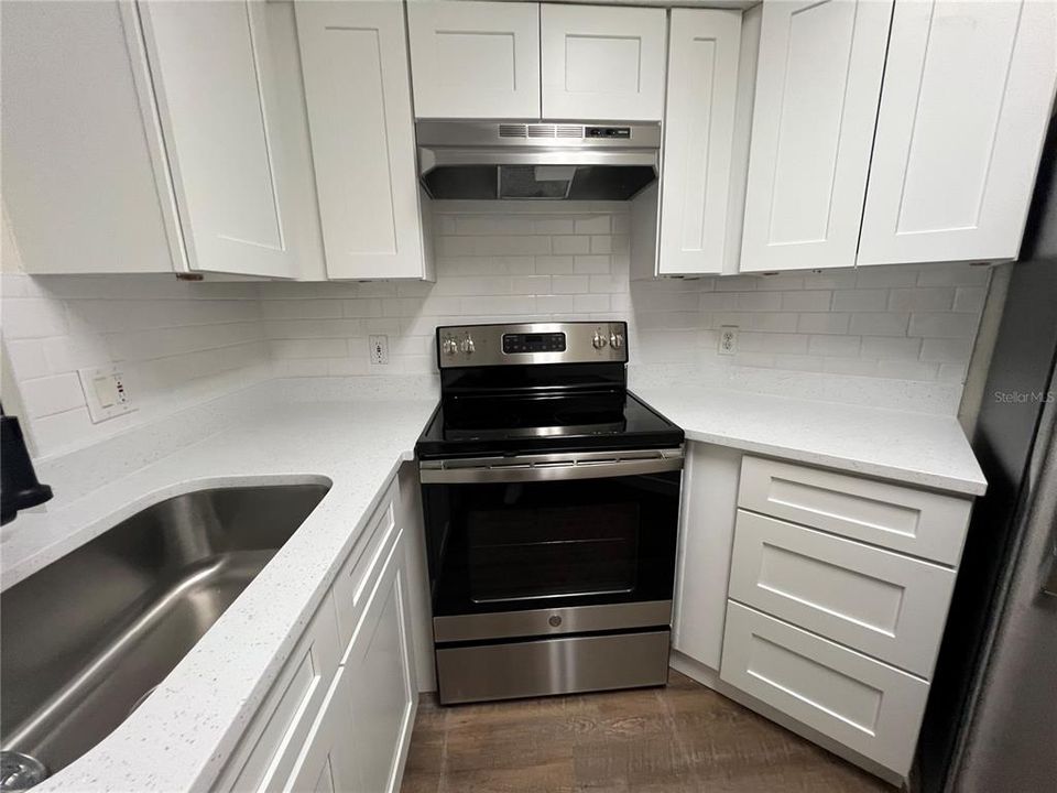 Active With Contract: $1,700 (2 beds, 2 baths, 886 Square Feet)
