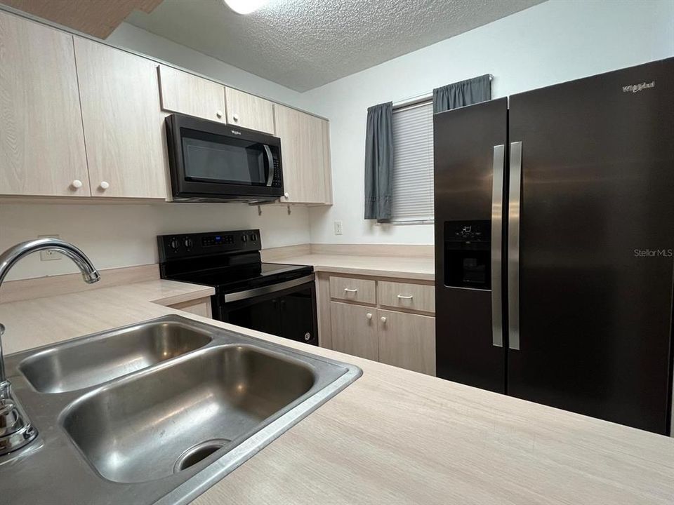 Active With Contract: $169,727 (2 beds, 2 baths, 876 Square Feet)