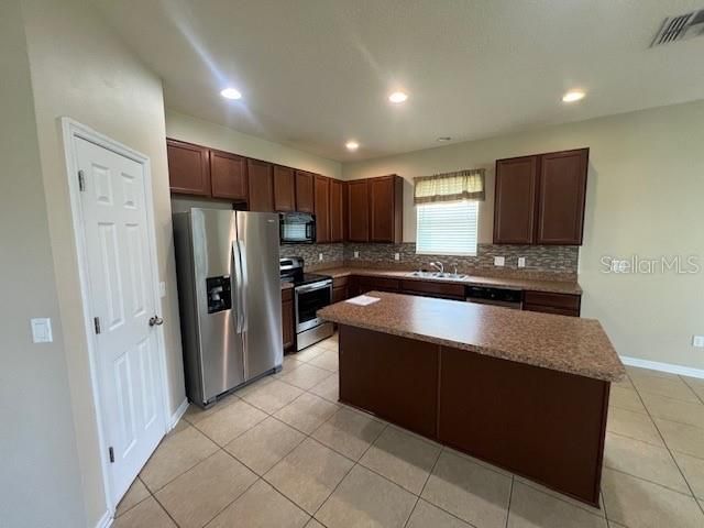 For Rent: $2,395 (4 beds, 2 baths, 1843 Square Feet)