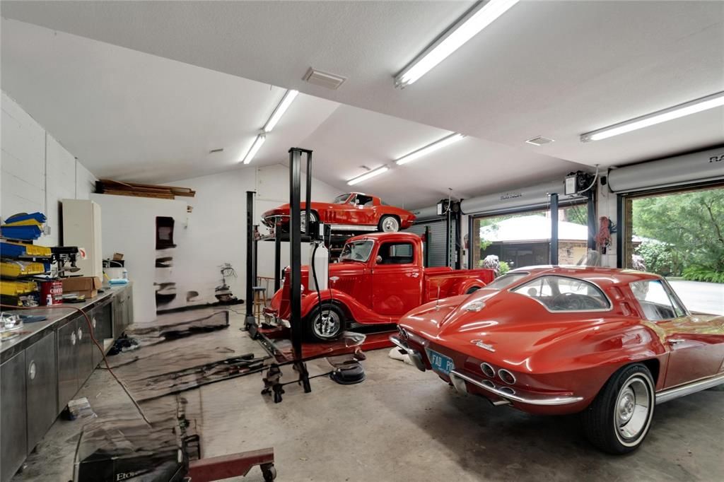 Plenty space to store tools, this space is Air Conditioned and Perfect for anyone who loves Cars!