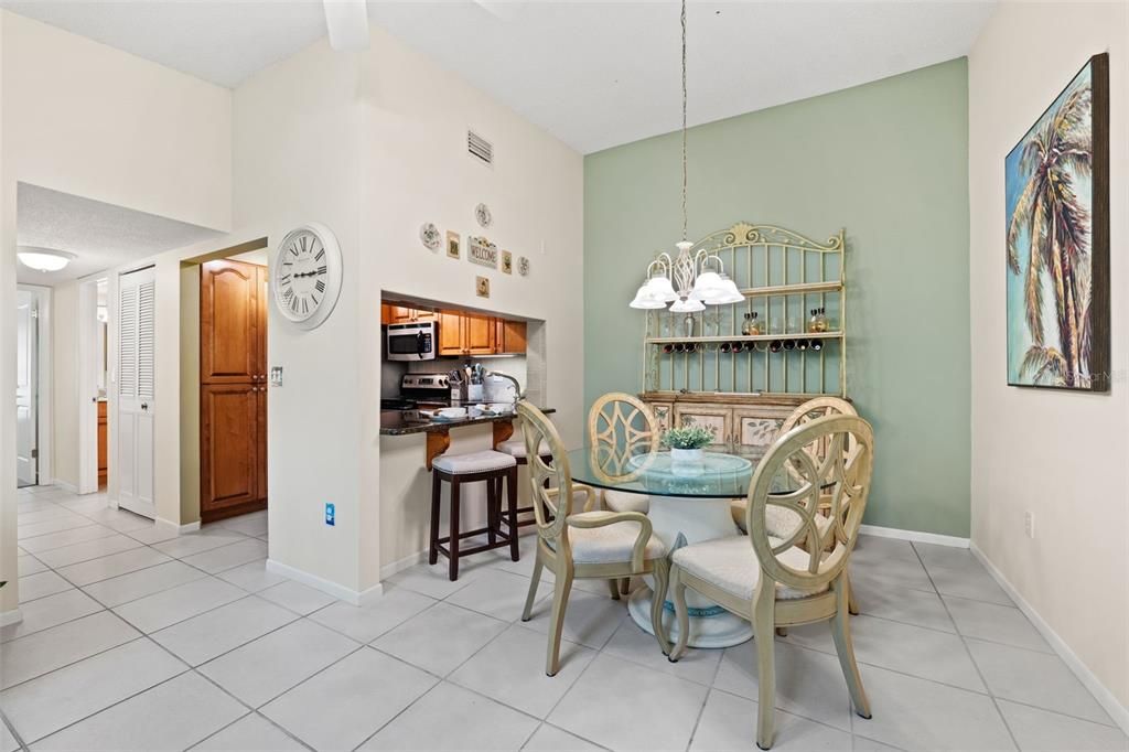 For Sale: $215,000 (2 beds, 2 baths, 979 Square Feet)