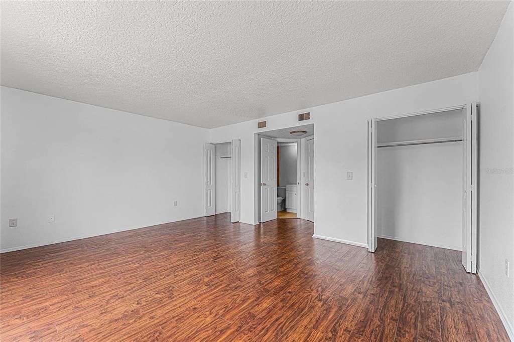 Active With Contract: $189,900 (2 beds, 2 baths, 1128 Square Feet)