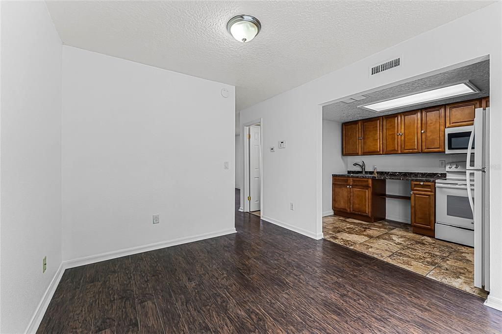 Active With Contract: $189,900 (2 beds, 2 baths, 1128 Square Feet)