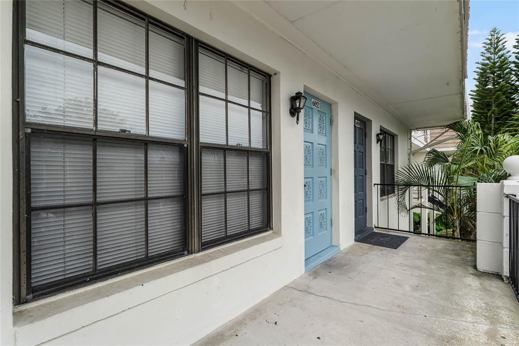 Active With Contract: $189,900 (2 beds, 2 baths, 1128 Square Feet)