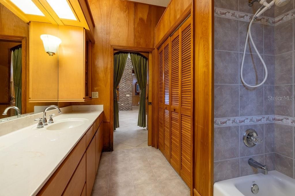 最近售出: $650,000 (3 贝兹, 2 浴室, 2953 平方英尺)