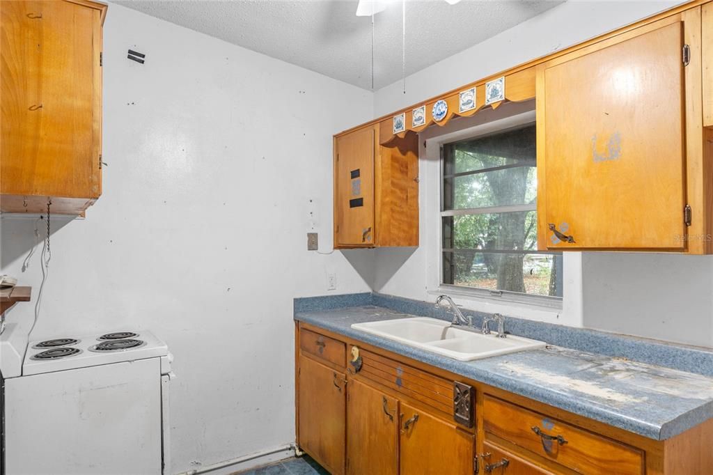 For Sale: $250,000 (2 beds, 1 baths, 1078 Square Feet)
