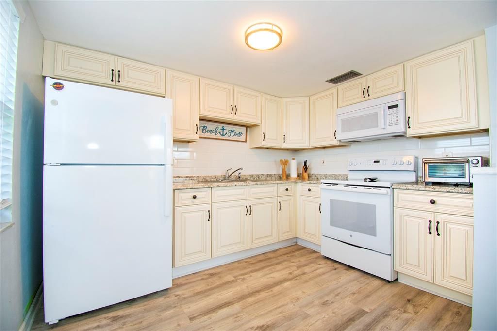 For Sale: $315,000 (1 beds, 1 baths, 530 Square Feet)