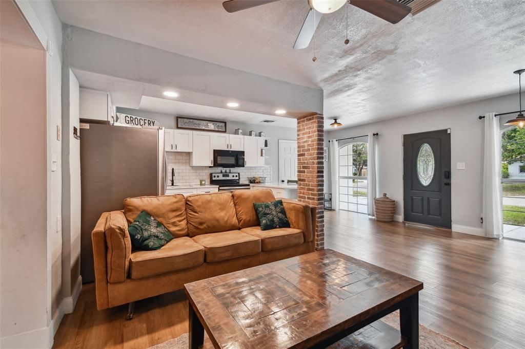 For Sale: $449,000 (3 beds, 2 baths, 1287 Square Feet)