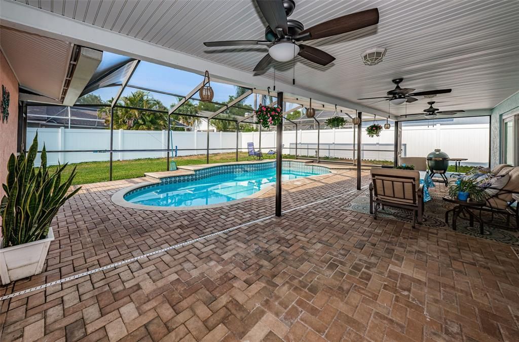 Expansive covered Lanai\with brick pavers