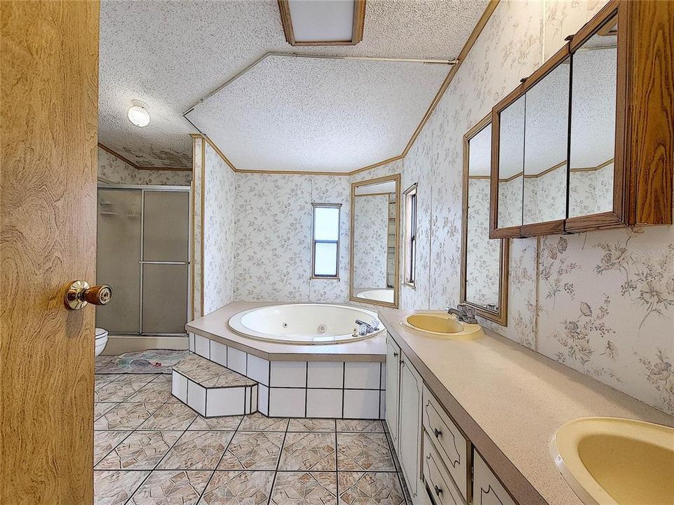 待售: $230,000 (3 贝兹, 2 浴室, 1728 平方英尺)