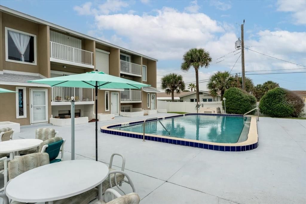 Active With Contract: $384,900 (3 beds, 2 baths, 1418 Square Feet)