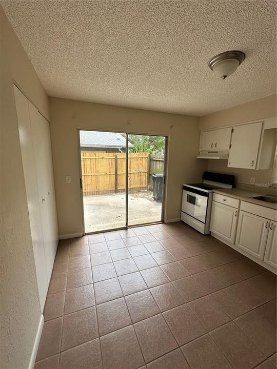 For Rent: $1,395 (2 beds, 1 baths, 810 Square Feet)