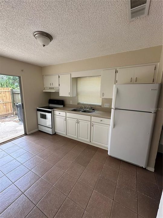 Recently Rented: $1,395 (2 beds, 1 baths, 810 Square Feet)