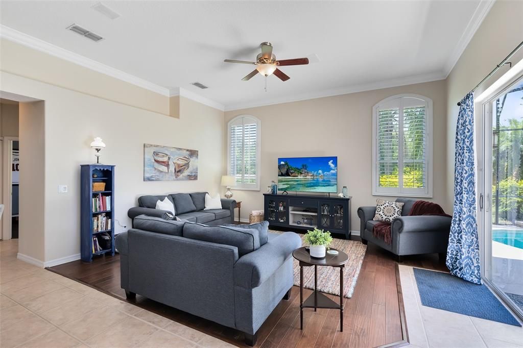FAMILY ROOM WITH LOTS OF LIGHT AND HIGH CEILINGS