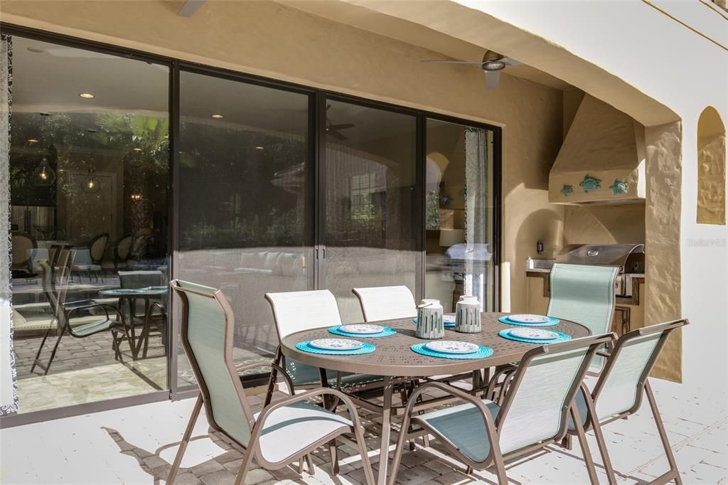 Patio with 6 person seating & built in gas grill