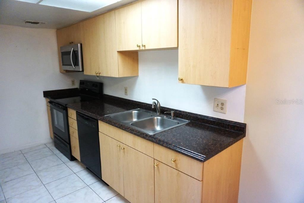 For Sale: $219,800 (2 beds, 2 baths, 1048 Square Feet)