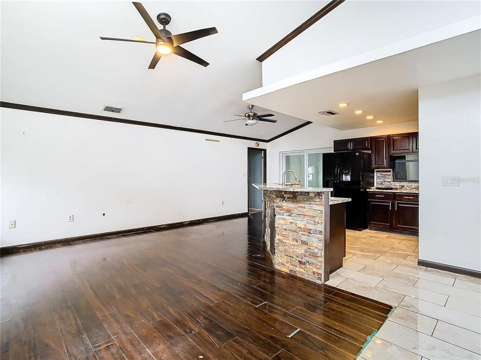 For Sale: $283,500 (3 beds, 2 baths, 1385 Square Feet)