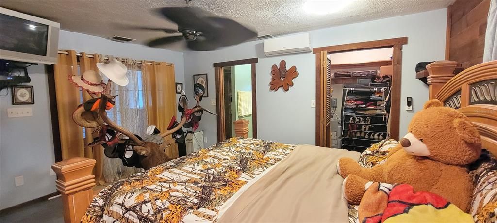 For Sale: $449,000 (4 beds, 2 baths, 1708 Square Feet)