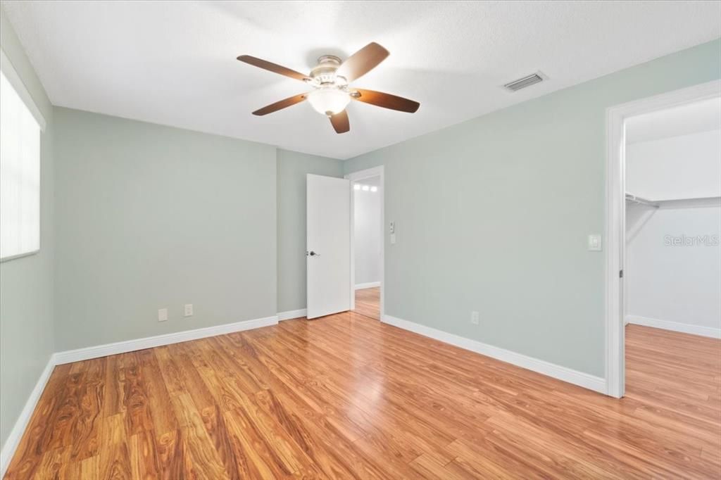 For Sale: $165,000 (1 beds, 1 baths, 880 Square Feet)