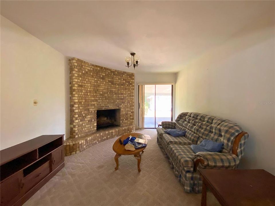 Active With Contract: $185,000 (2 beds, 1 baths, 1140 Square Feet)