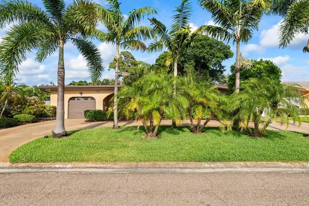 Active With Contract: $560,000 (3 beds, 2 baths, 1648 Square Feet)