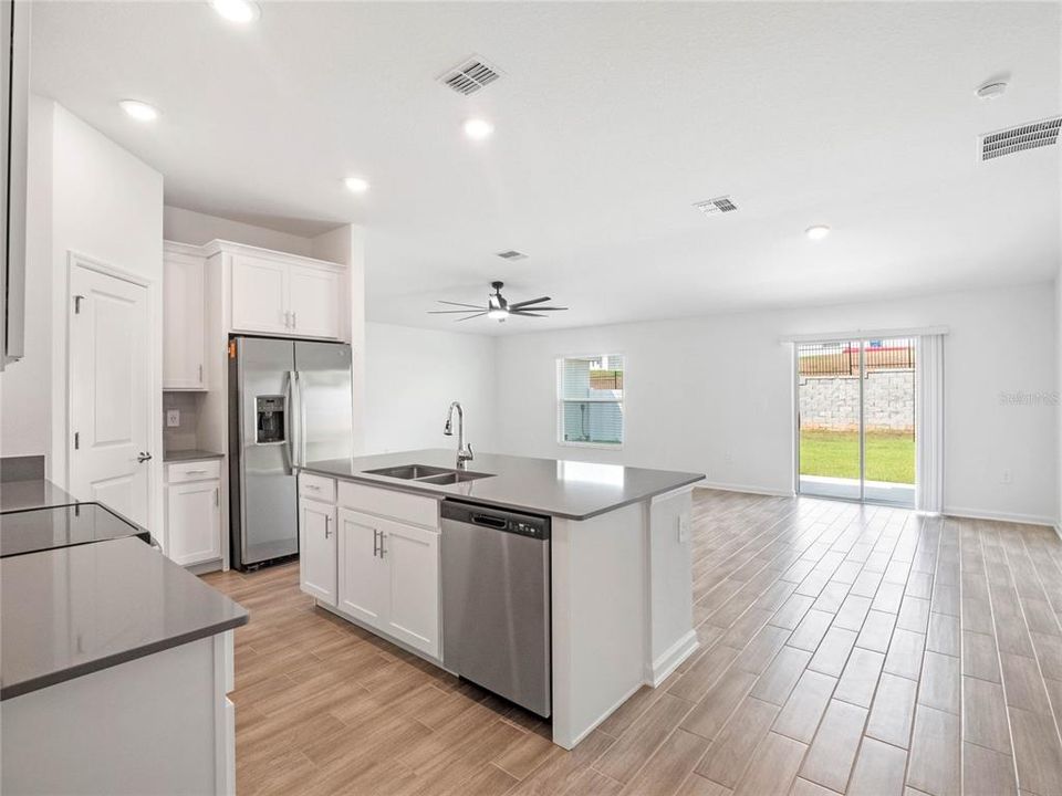 Active With Contract: $2,400 (3 beds, 2 baths, 1555 Square Feet)