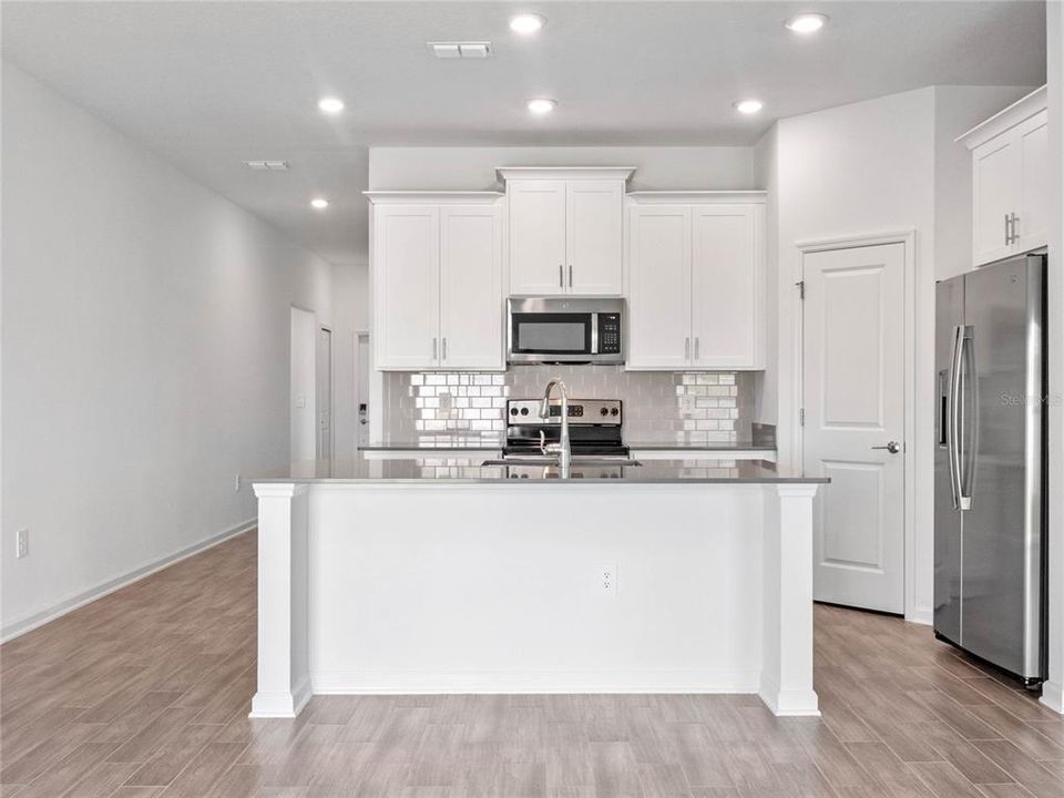 Active With Contract: $2,400 (3 beds, 2 baths, 1555 Square Feet)