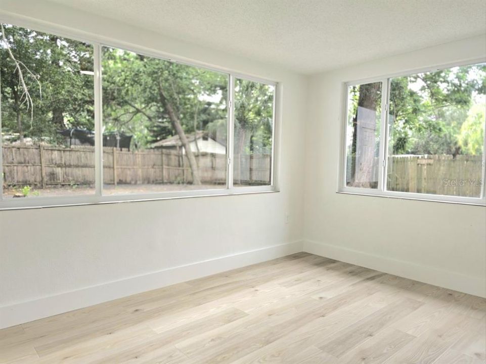 For Sale: $259,900 (3 beds, 2 baths, 967 Square Feet)