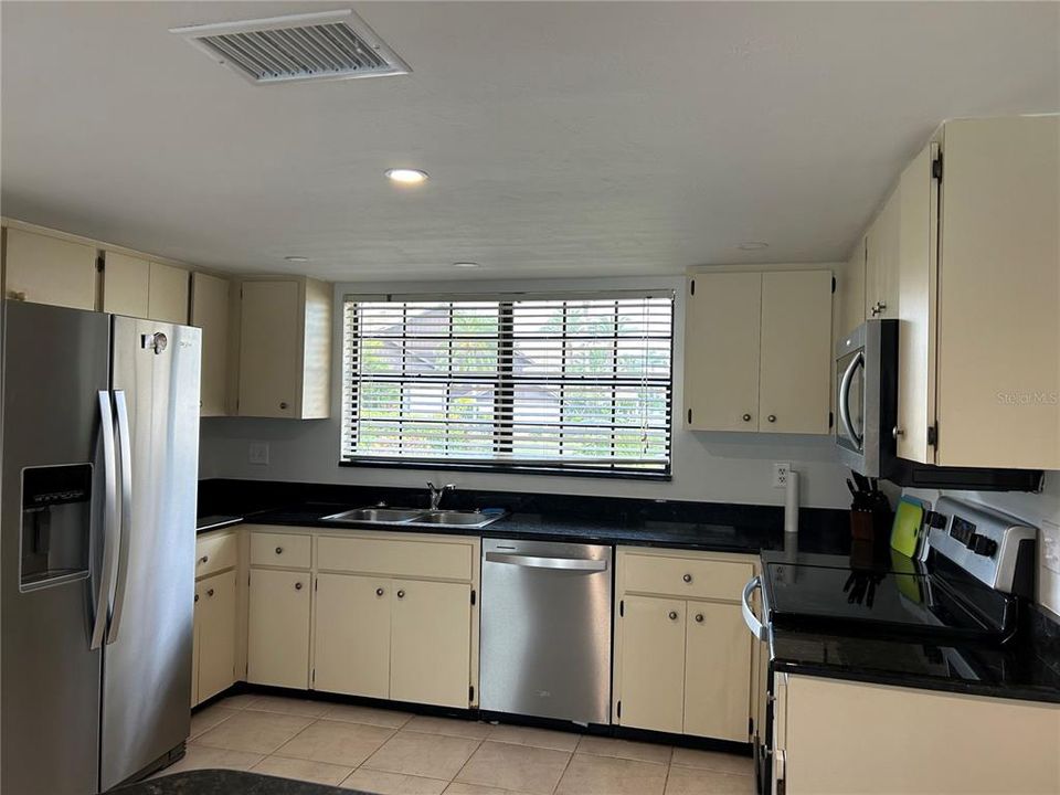 For Rent: $3,000 (2 beds, 2 baths, 1902 Square Feet)