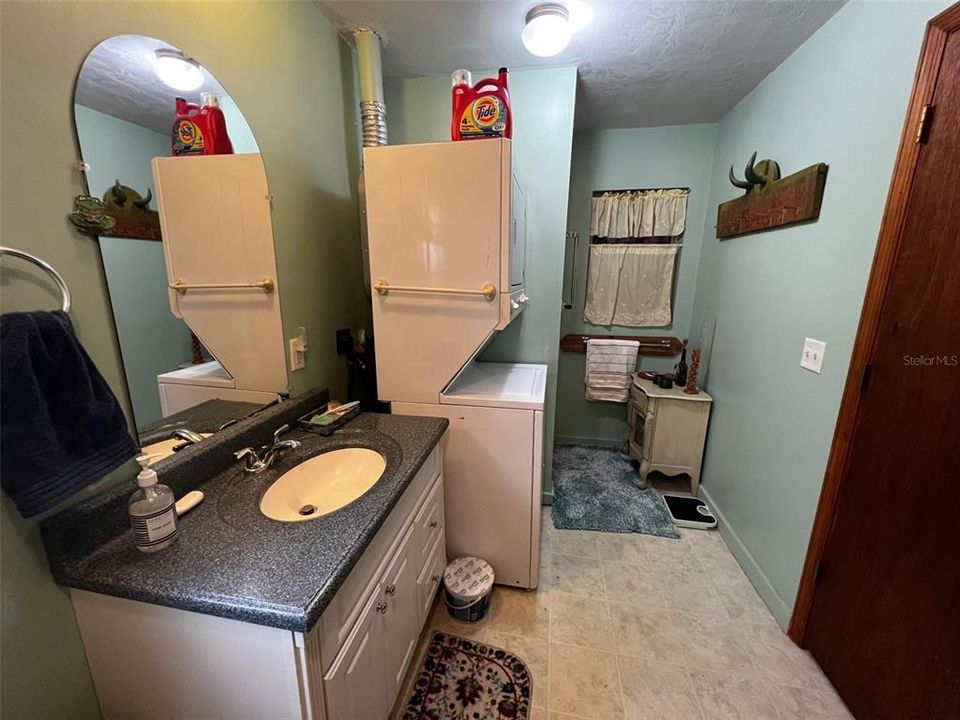 Active With Contract: $179,000 (1 beds, 1 baths, 768 Square Feet)