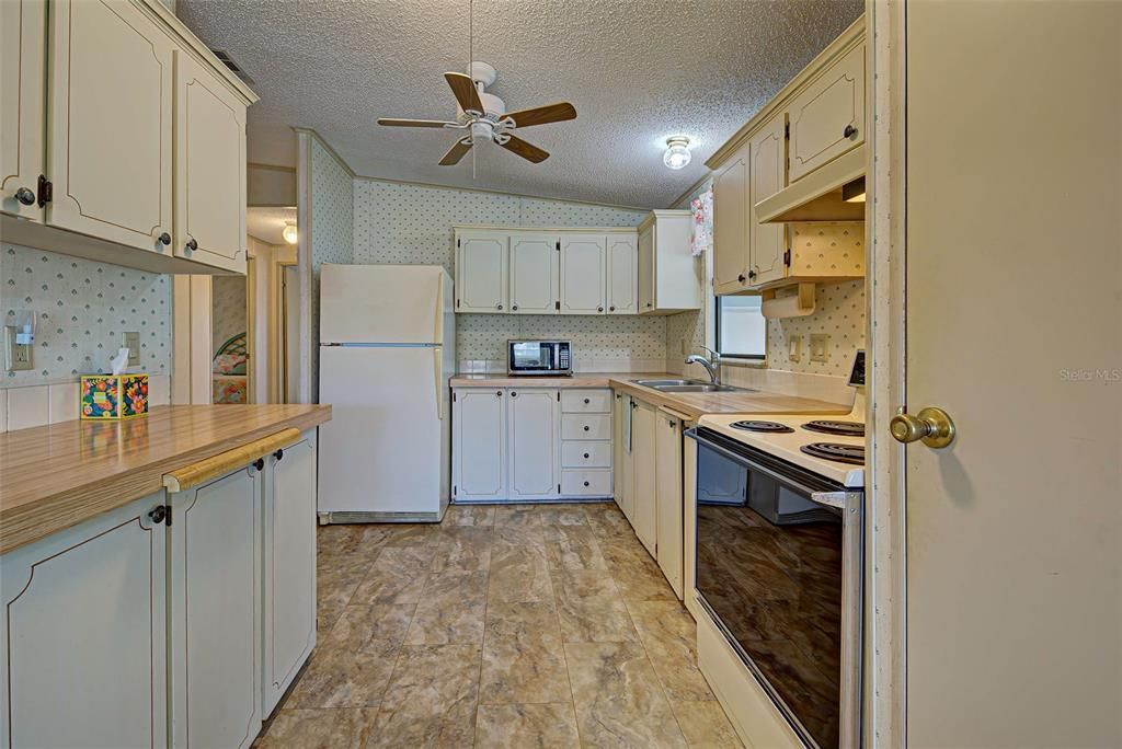 For Sale: $169,000 (2 beds, 2 baths, 972 Square Feet)