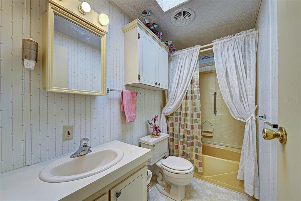 待售: $169,000 (2 贝兹, 2 浴室, 972 平方英尺)