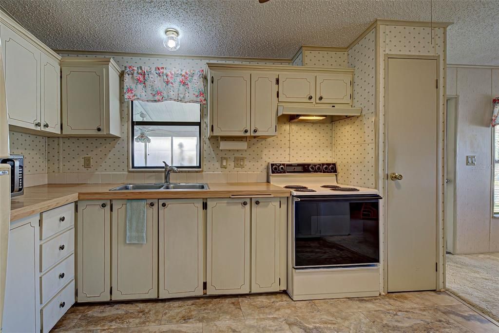 For Sale: $169,000 (2 beds, 2 baths, 972 Square Feet)