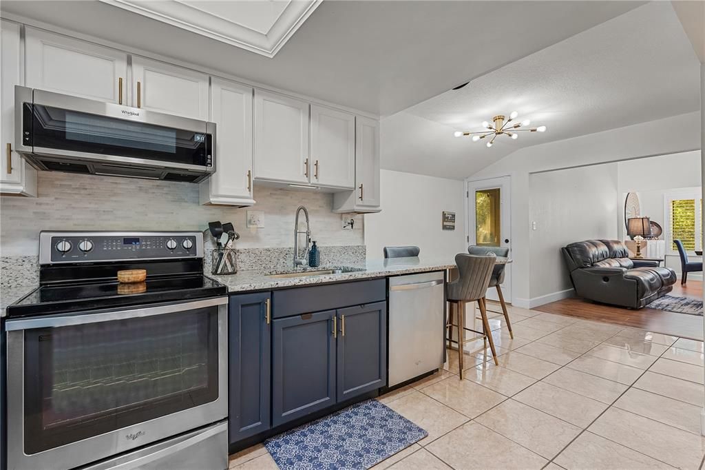 For Sale: $225,000 (2 beds, 2 baths, 1060 Square Feet)