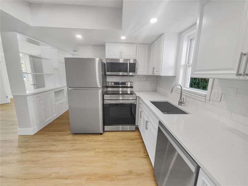For Sale: $325,000 (3 beds, 1 baths, 837 Square Feet)