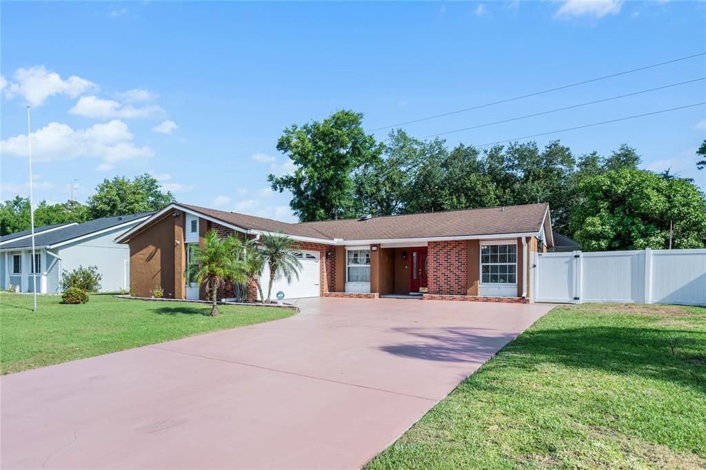 Active With Contract: $324,000 (3 beds, 2 baths, 1477 Square Feet)