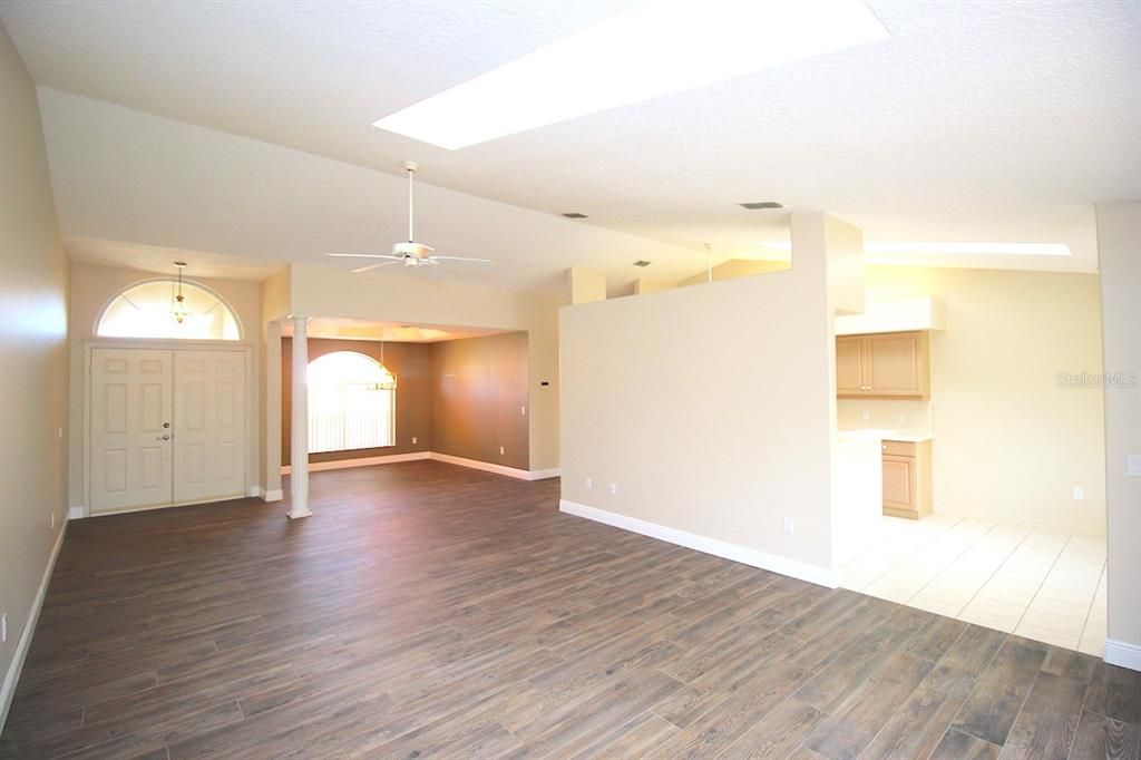 For Rent: $2,945 (3 beds, 2 baths, 1883 Square Feet)