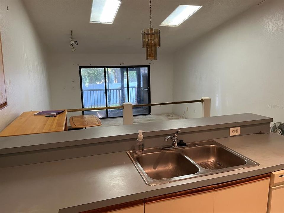 Active With Contract: $219,900 (2 beds, 1 baths, 1190 Square Feet)