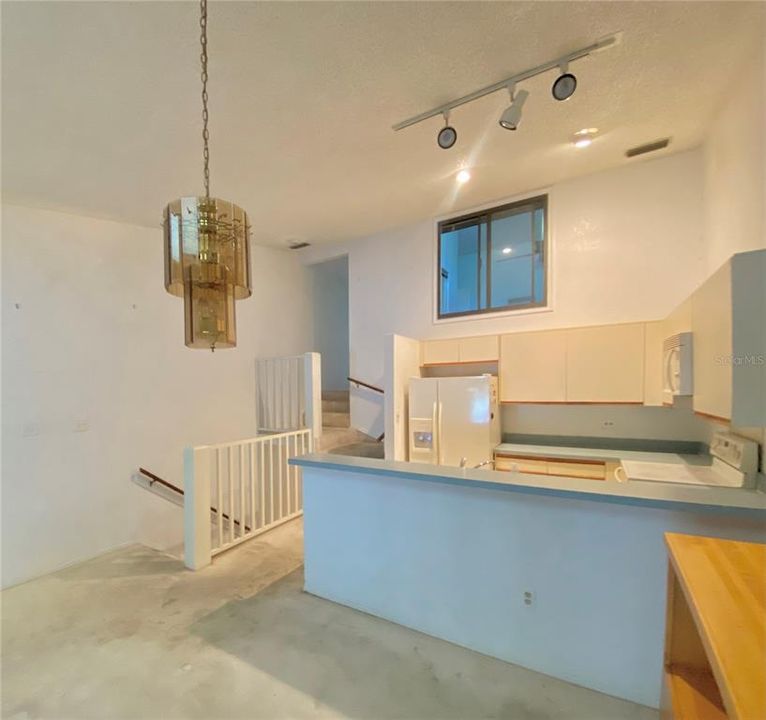 Active With Contract: $219,900 (2 beds, 1 baths, 1190 Square Feet)