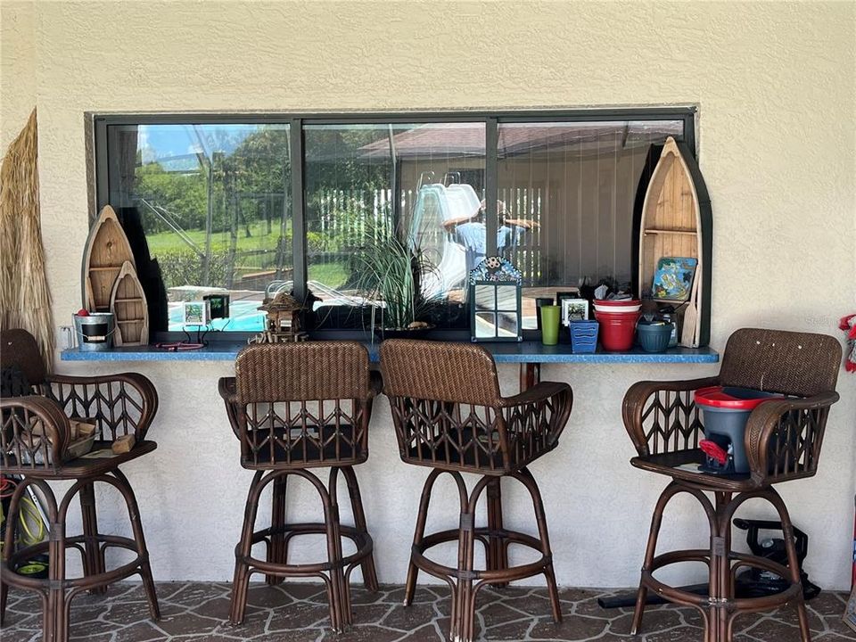 BAR/COUNTER SEATING W/ ACCESS TO INTERIOR