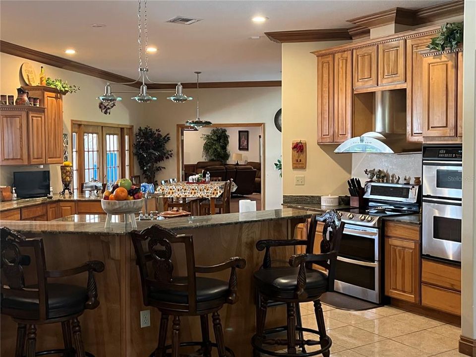 LARGE DINE-IN KITCHEN