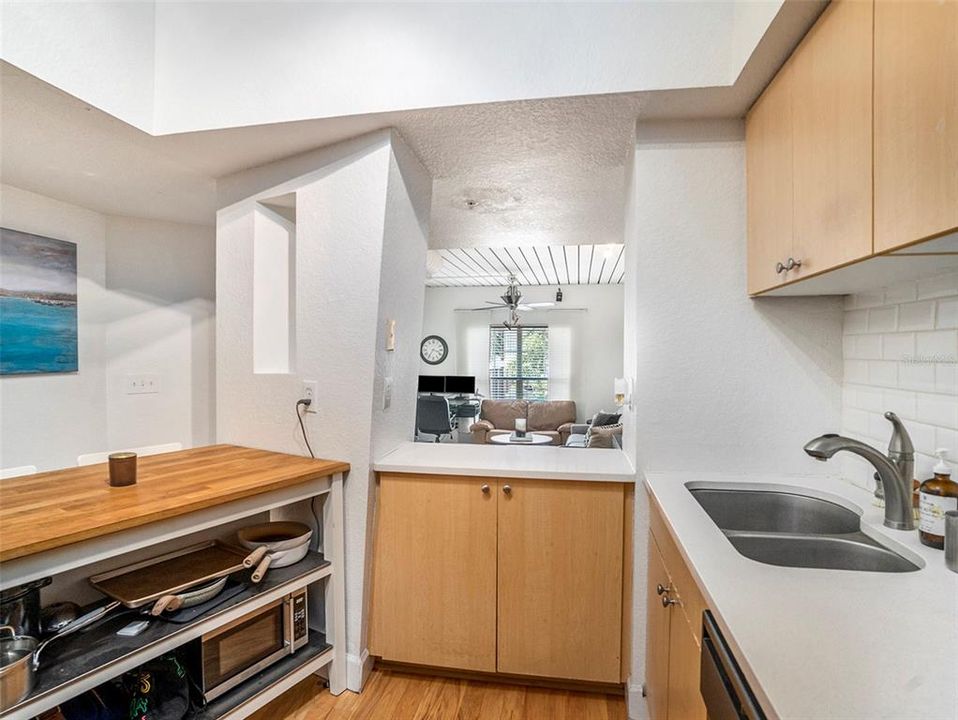 For Sale: $345,000 (1 beds, 1 baths, 721 Square Feet)