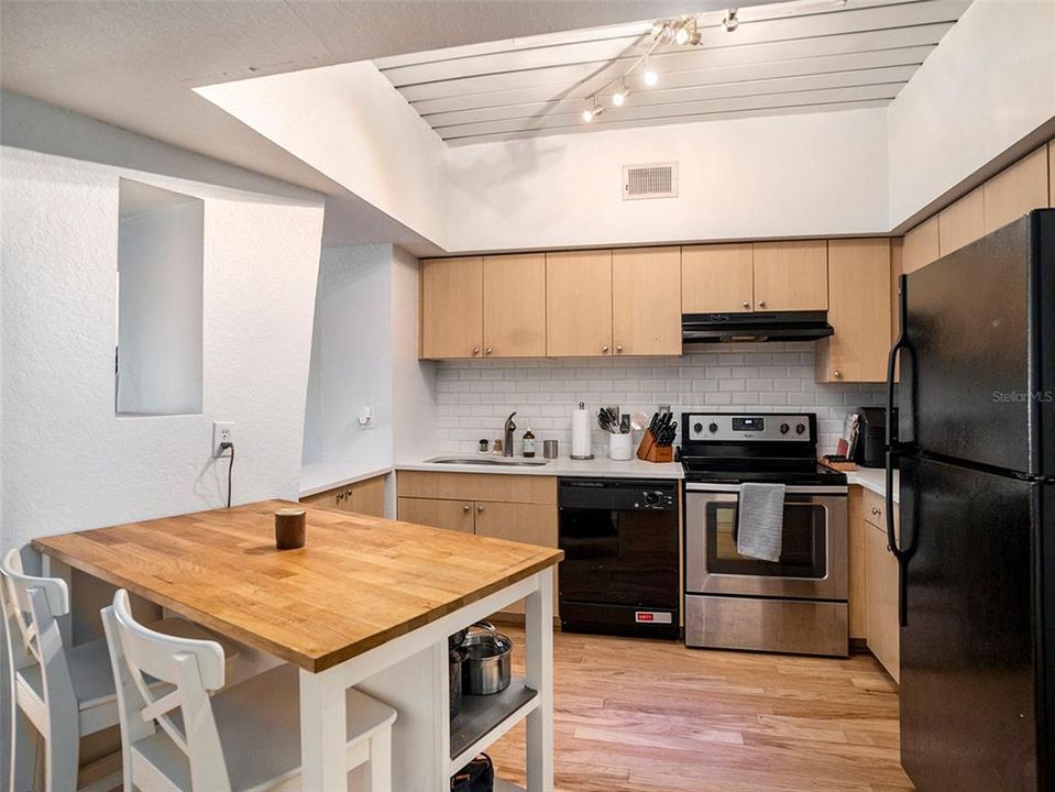 For Sale: $345,000 (1 beds, 1 baths, 721 Square Feet)