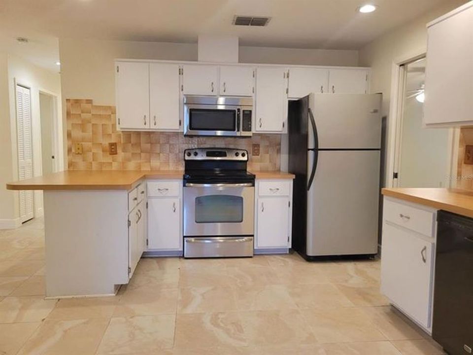Active With Contract: $1,795 (2 beds, 2 baths, 1403 Square Feet)