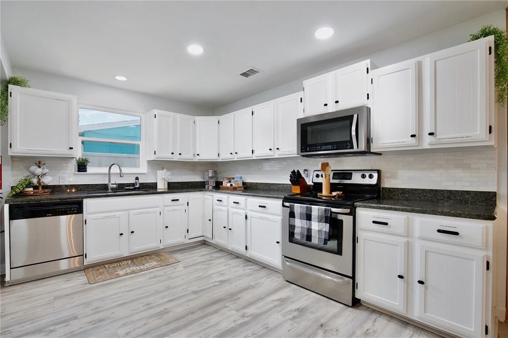 For Sale: $439,000 (3 beds, 2 baths, 1397 Square Feet)