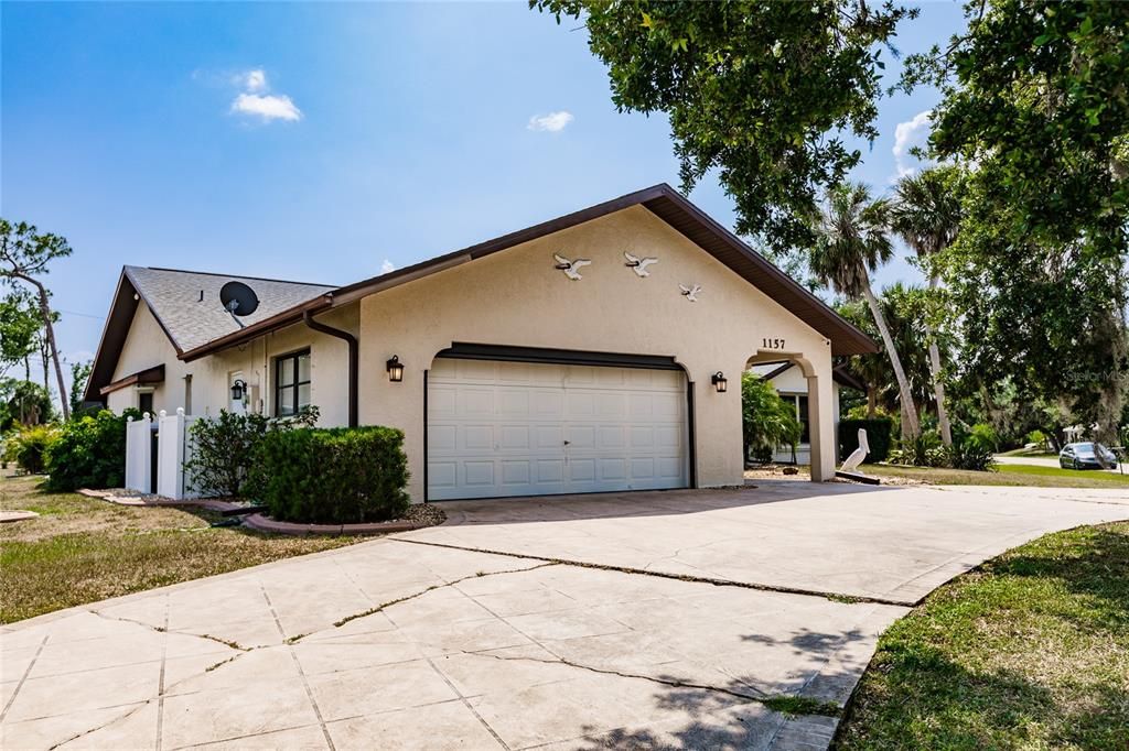 Active With Contract: $595,000 (3 beds, 2 baths, 2023 Square Feet)