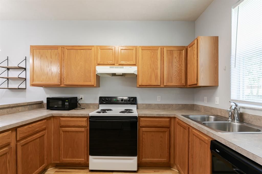 Active With Contract: $197,500 (2 beds, 2 baths, 1176 Square Feet)