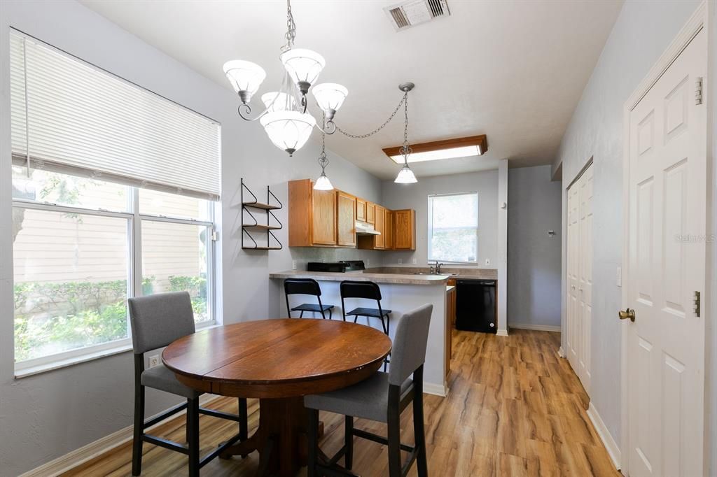 Active With Contract: $197,500 (2 beds, 2 baths, 1176 Square Feet)