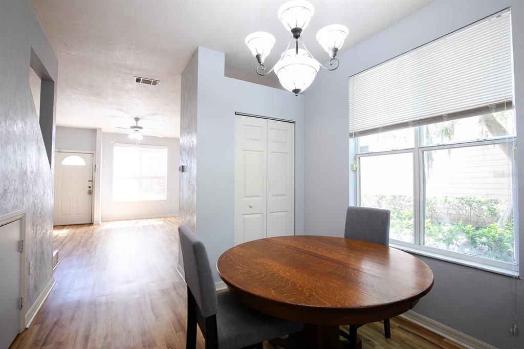 Active With Contract: $197,500 (2 beds, 2 baths, 1176 Square Feet)